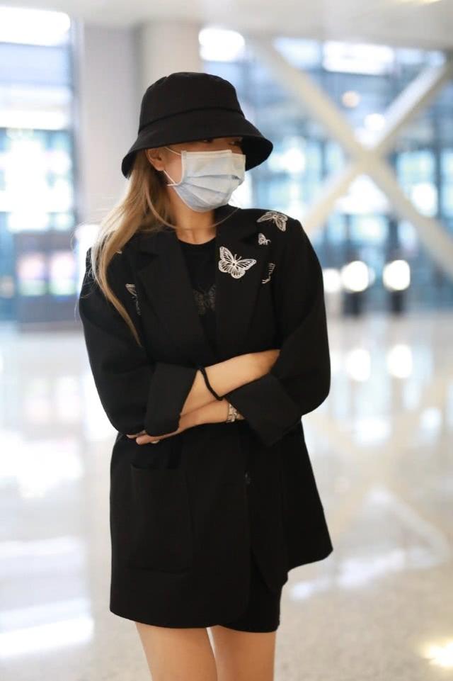 周揚青現身機場，穿大廓形黑色西裝秀細腿，分手後身材纖細完美 娛樂八卦吃瓜 第2张