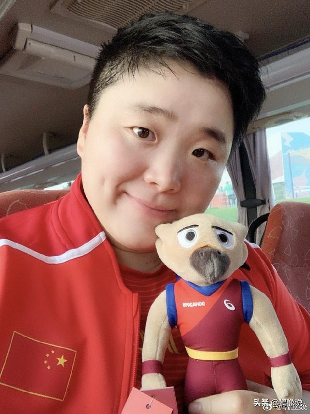 奥运冠军巩立姣晒谢霆锋送的签名鞋，称对方哥哥！和热巴也有互动 送女朋友