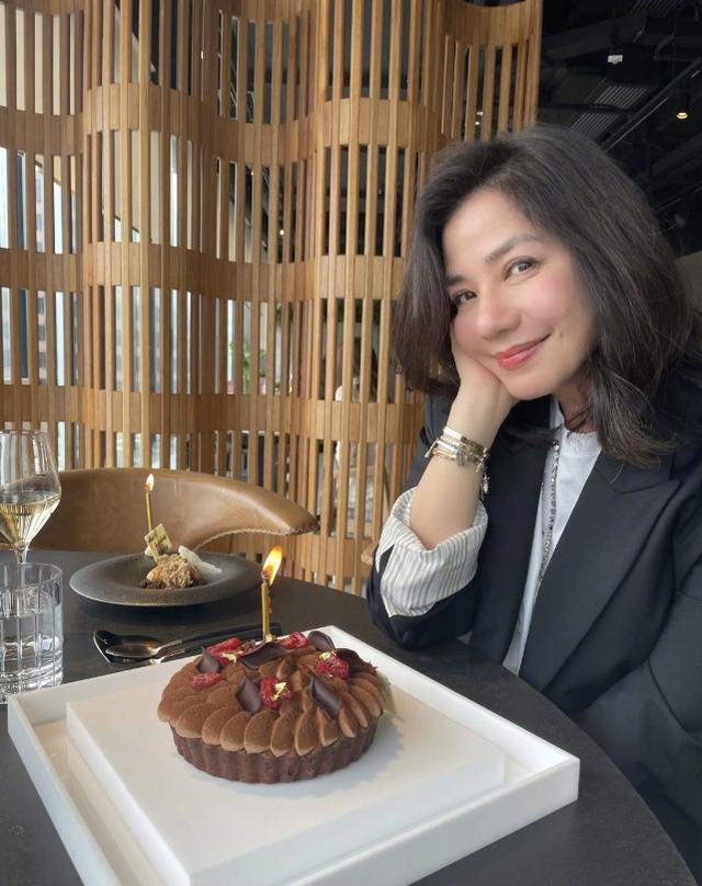 鄭秀文鍾楚紅為友人慶生，61歲鍾楚紅眼角皺紋明顯，不服老不行 娛樂八卦吃瓜 第5张