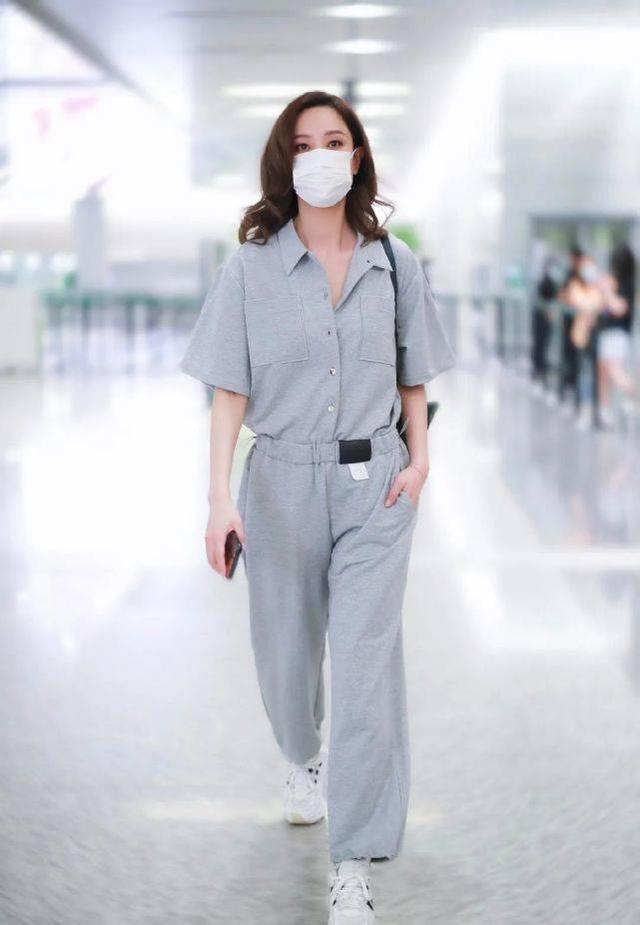鄭希怡帥氣走機場，身穿灰色運動連體褲颯氣十足，38歲狀態依舊好 娛樂八卦吃瓜 第4张