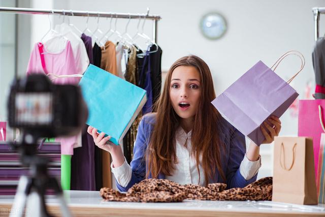 我，为做代购兑掉影楼，最高时月赚5万，但现在真的快干不下去了