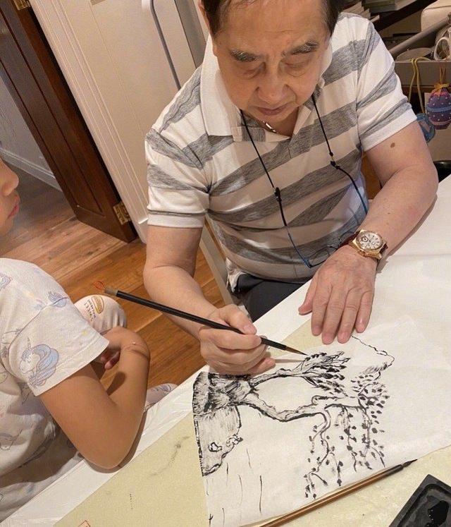 黎姿太重親情！和父親合影模樣相似，退圈照顧弟弟和父母非常強大 娛樂八卦吃瓜 第2张