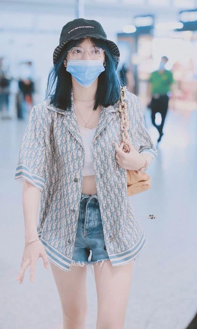 程瀟現身機場，穿100元背心卻搭萬元外套，「土豪包」更讓人眼饞 娛樂八卦吃瓜 第4张