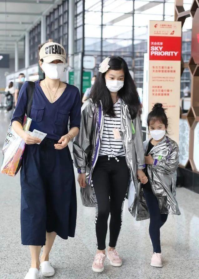 馬伊琍帶女兒現身機場，姐妹倆穿著時髦亮眼，「小鳥腿」太過搶鏡 娛樂八卦吃瓜 第2张