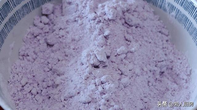 2塊紫薯，一碗大米粉，這是很多人兒時愛吃的紫薯松糕，松松軟軟 熱愛美食 第13张