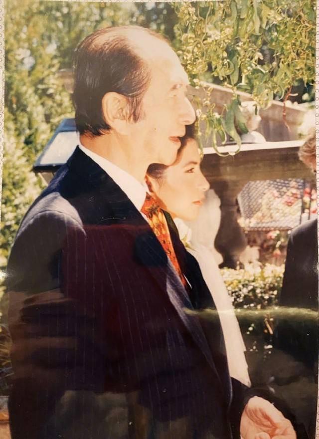 賭王女兒何超儀發長文，曬賭王舊照懷念父親，婚禮照片還是首發 娛樂八卦吃瓜 第2张