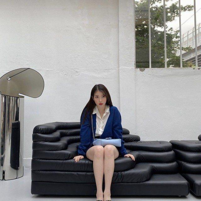 IU李知恩曬夏日美照！穿針織毛衣外套配短褲大秀美腿，日常照也美 娛樂八卦吃瓜 第3张
