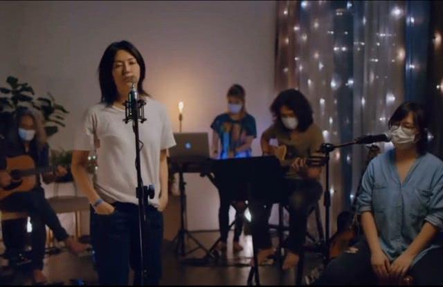 孫燕姿舉辦線上演唱會，清爽音線讓人著迷，穿白T配長褲打扮簡單 娛樂八卦吃瓜 第4张
