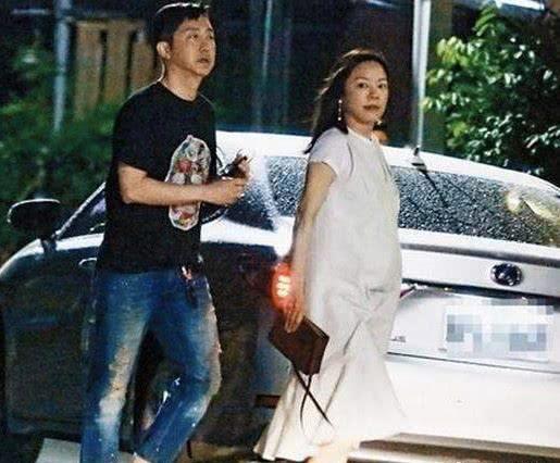庾澄慶和妻子出街，59歲保養太年輕，和小14歲妻子看不出年齡差距 娛樂八卦吃瓜 第8张