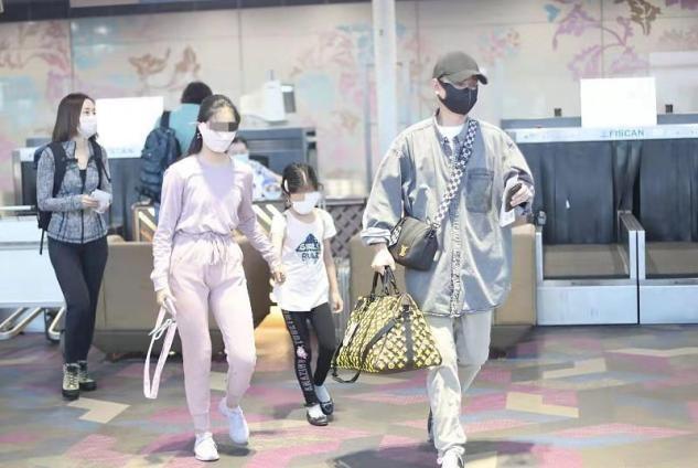 文章帶倆女兒走機場，他瘦不少顏值秒回升，大女兒舞蹈生氣質絕了 - 天天要聞