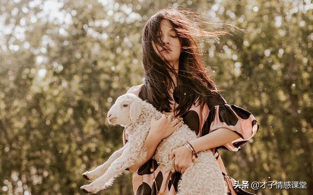 情人节送媳妇什么礼物七夕情人节，怎样引导男人送礼物？拯救乏味直男