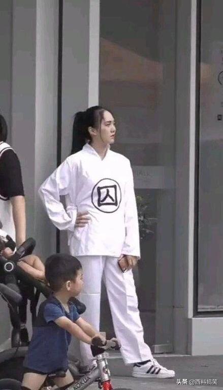 「哥們壓得胳膊都變色了，我要不要叫醒他？」看起來估計很酸爽吧 搞笑整蠱 第3张