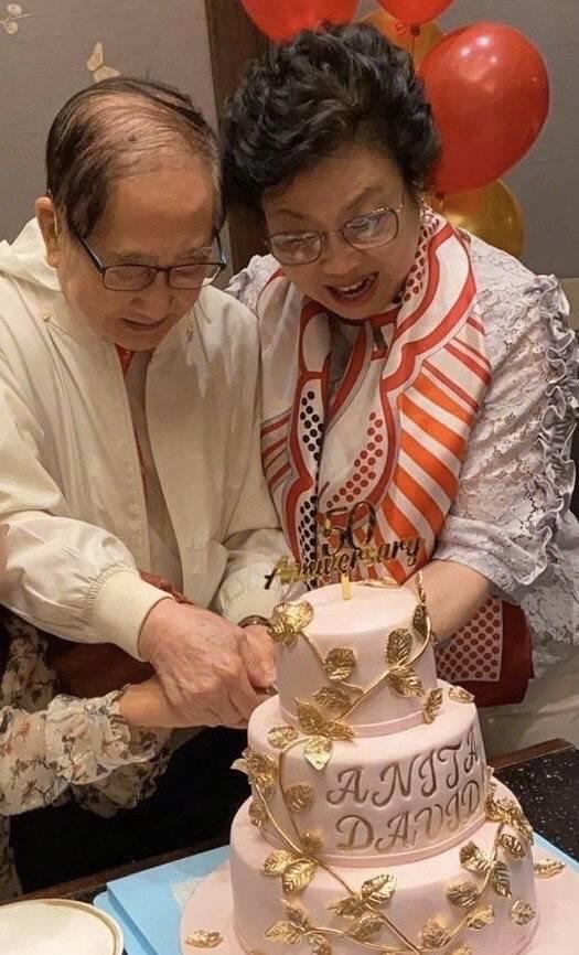 黎姿曬全家合影照，為爸媽慶祝結婚50年，老公首露面一頭白發顯老 娛樂八卦吃瓜 第2张