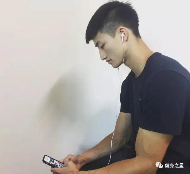 97年台灣男模，顏值清秀肌肉線條優美，這大概是女生喜歡的身材 健身減肥達人 第1张