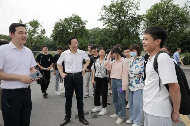 毕业季送喜欢的女生什么礼物,送给女生的毕业礼物推荐