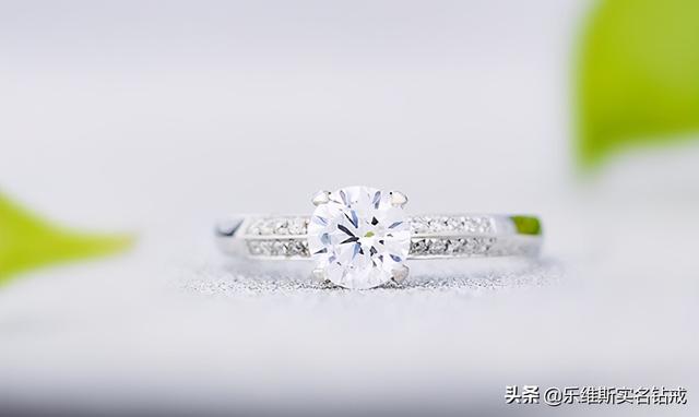 情人节送女朋友什么礼物比较有意义520情人节要送礼物吗？情侣戒指好不好？对
