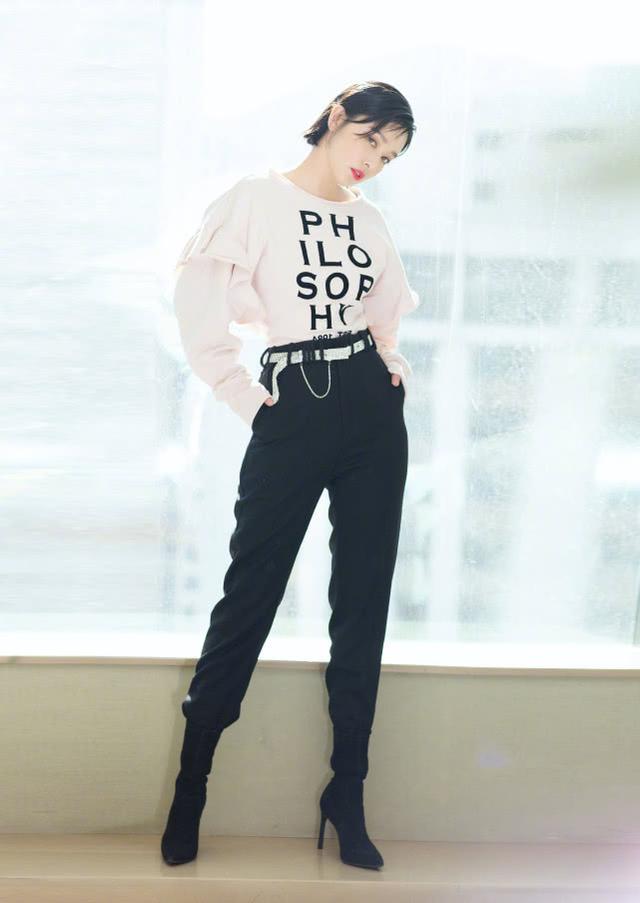 闞清子長發太美！白色收腰連衣裙氣質優雅甜美，一改以往帥氣風 娛樂八卦吃瓜 第6张
