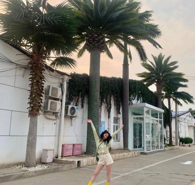 周潔瓊不愧是「小仙女」！白色抹胸配牛仔褲大秀蜂腰，溫婉又甜美 娛樂八卦吃瓜 第8张