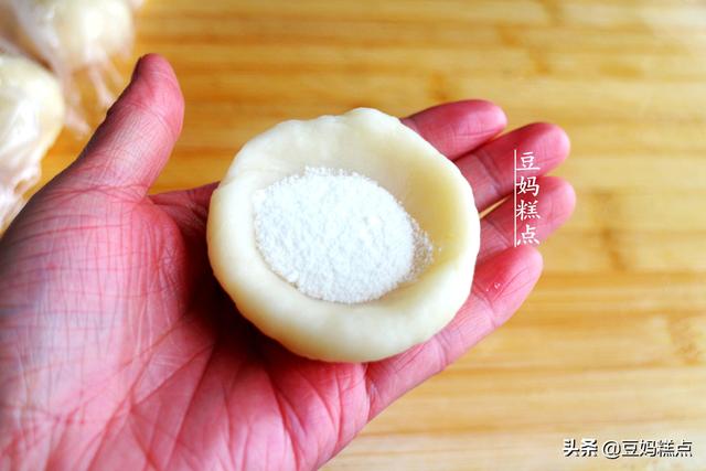 學86歲奶奶做拿手小吃，炸糖糕，1個碗1個勺，簡單實用還不會出錯 熱愛美食 第15张