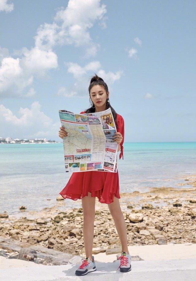 張雨綺曬自拍照，扎雙馬尾做時髦美甲，霸氣御姐重返少女時代 娛樂八卦吃瓜 第3张