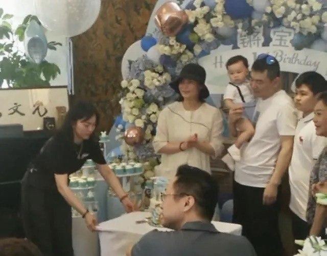 陳建斌夫婦為二胎慶生舊照曝光！蔣勤勤高齡生二胎，四口人太恩愛 娛樂八卦吃瓜 第4张