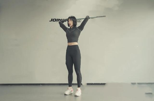 21歲英國甜心撩倒無數網友，高顏值好身材，美成「史上最美反派」 街拍正妹 第7张