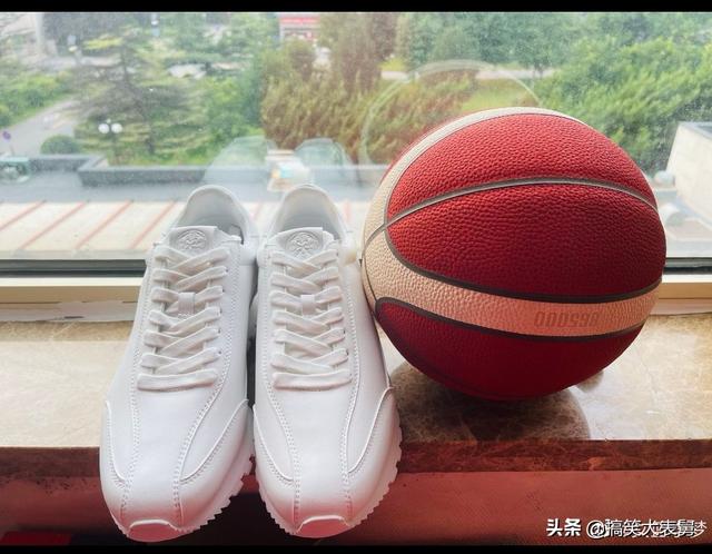 白敬亭给女篮李梦送鞋，李梦觉得很般配，满满的幸福…… 七夕送什么礼物给