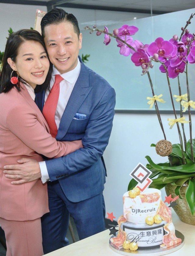 胡杏兒曬全家大合照，為小兒子慶1歲生日，網友：胡杏兒找到真愛 娛樂八卦吃瓜 第8张