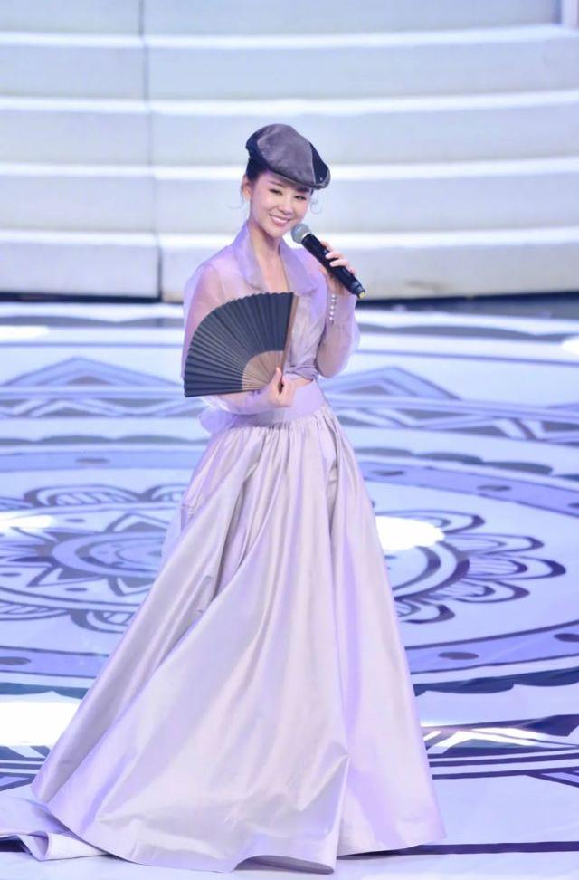 35歲李小萌太吸睛！穿露背裙靠十幾根「鞋帶」綁，盡顯性感女人味 娛樂八卦吃瓜 第7张