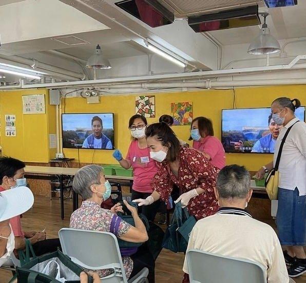 甘比成香港女首富後不忘初心，端午節為孤寡老人獻愛心，人美心善 娛樂八卦吃瓜 第6张