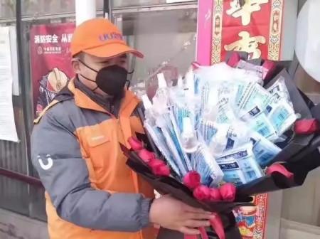 情人节送男友什么礼物情人节想给老婆一个惊喜，预算为2天工资，大家推荐一