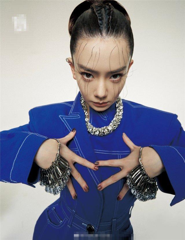 戚薇時尚造型讓人大跌眼鏡！畫「蜘蛛眼」妝容，妖氣浮誇太另類 娛樂八卦吃瓜 第9张