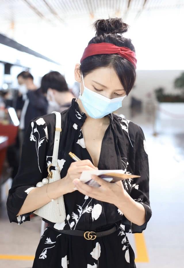 王思聰前女友張予曦太瘦！穿碎花連體褲配紅鞋紅發帶，時髦又復古 娛樂八卦吃瓜 第1张
