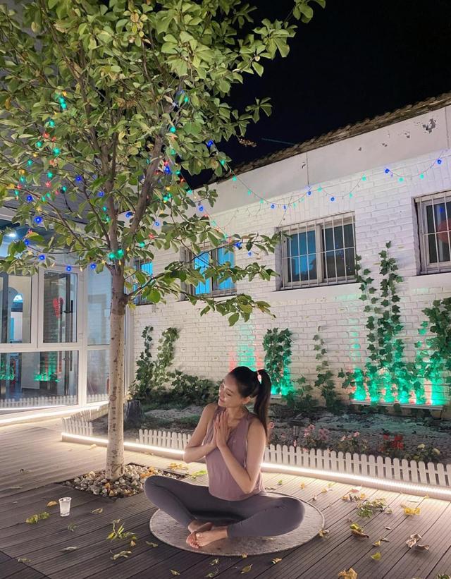 高顏值美女空乘，曼妙身姿令人羨慕，渾身散發「美人優雅」的氣質 街拍正妹 第4张