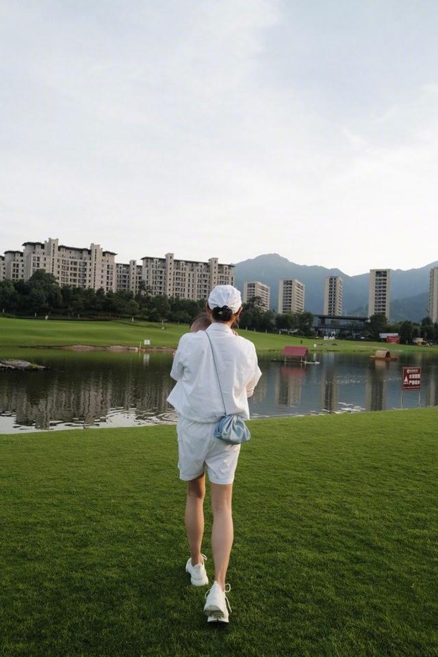 何雯娜曬娃近照，女兒小小一隻神似爸爸梁超，當媽後何雯娜更會美 娛樂八卦吃瓜 第3张