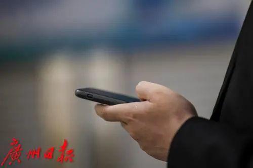 男子状告小18岁前女友：“她在我公司微信群发我裸照！还辱骂我，群里有500人”