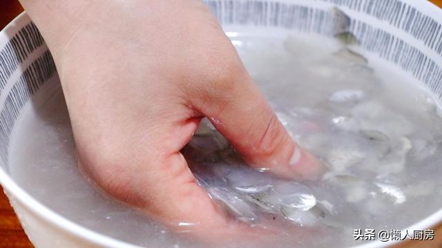 魚鱗別再扔掉了，它營養豐富，4斤重的草魚能刮下多少魚鱗？ 熱愛美食 第7张
