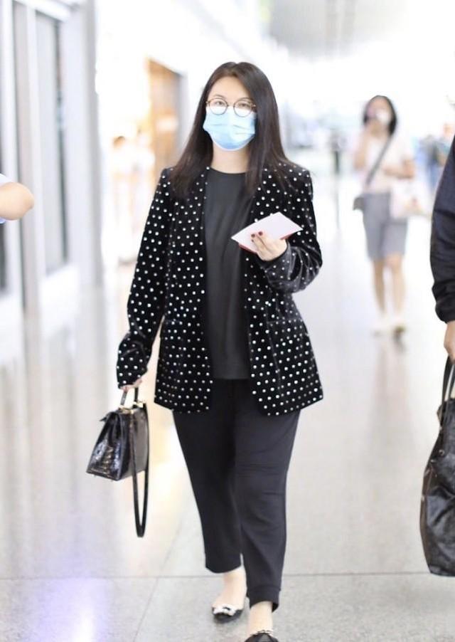 李湘一家三口現身機場，李湘穿波點西裝身材顯胖，母女倆該減肥了 娛樂八卦吃瓜 第5张