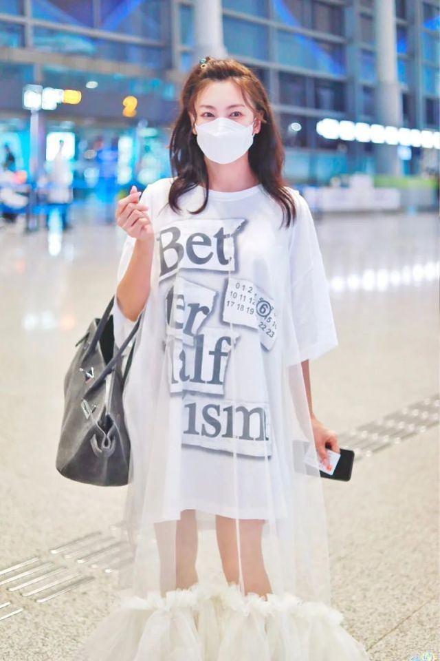 張雨綺現身機場，穿一身白T紗裙變身活潑小公主，32歲美回18歲 娛樂八卦吃瓜 第1张