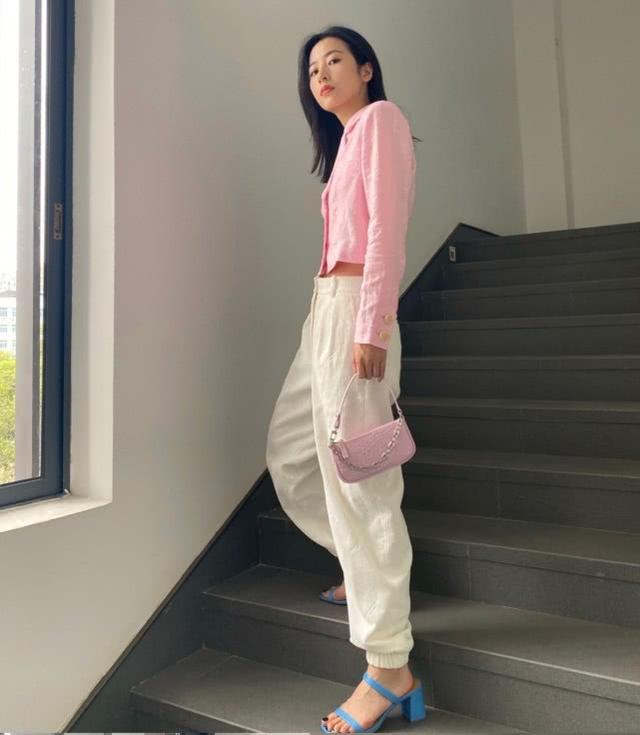 周雨彤私服穿搭太個性！帥氣甜美不同風格完美駕馭，有顏任真任性 娛樂八卦吃瓜 第7张