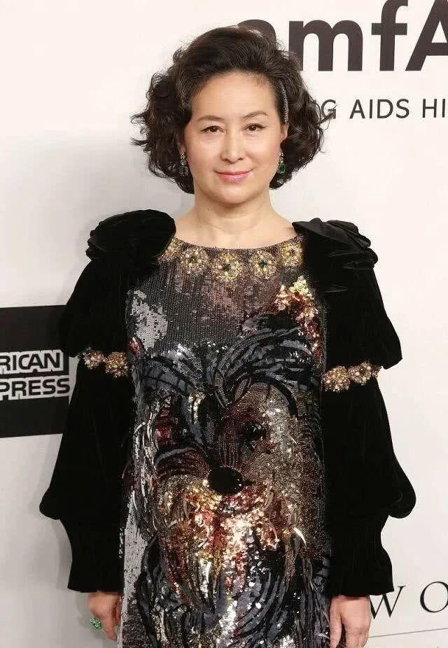 賭王接班人何超瓊氣質太好，穿「富婆裙」戴王冠，珠光寶氣顯氣場 娛樂八卦吃瓜 第2张