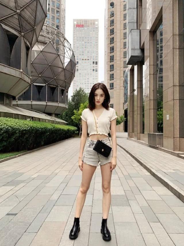 古力娜扎時尚造型流出！抹胸蛋糕裙甜美性感，身材高挑惹人羨慕 娛樂八卦吃瓜 第6张