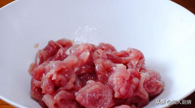 這是快手家常菜絲瓜炒肉片，豬肉這樣上漿，吃著嫩滑 熱愛美食 第4张