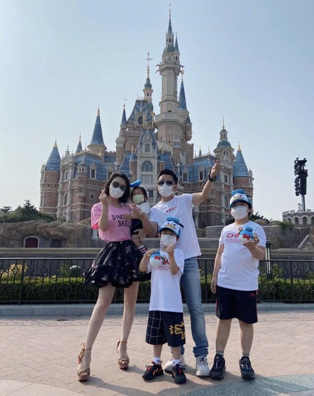 冉瑩穎曬一家五口合照，小兒子正面照曝光，留長發好像在當女兒養 娛樂八卦吃瓜 第4张