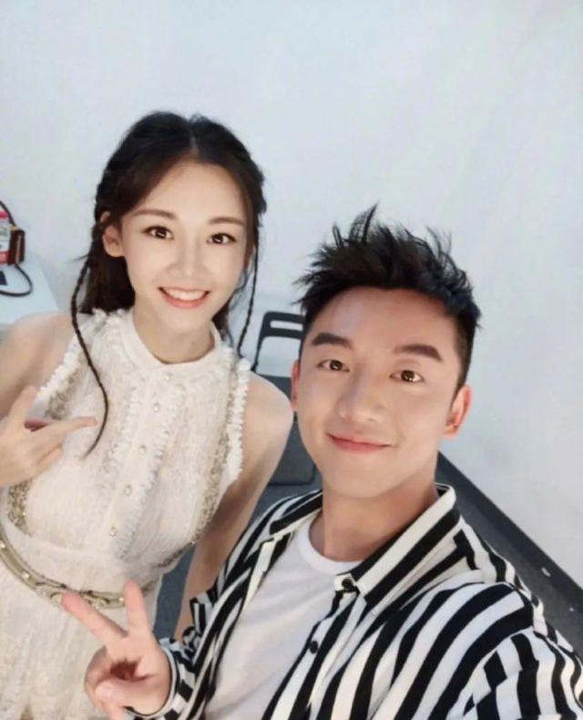 鄭愷苗苗婚後合體現身，老婆穿抹胸裙配珠寶像貴婦，挺孕肚也驚艷 娛樂八卦吃瓜 第7张