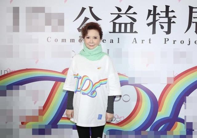 蔡明罕見出席活動，60歲了依舊滿臉膠原蛋白，好狀態打破住院傳聞 娛樂八卦吃瓜 第4张