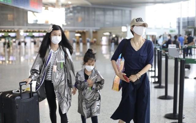 馬伊琍帶女兒旅行，和女兒相處像朋友，倆女兒戴口罩能看出顏值高 娛樂八卦吃瓜 第7张