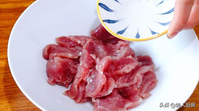 這是快手家常菜絲瓜炒肉片，豬肉這樣上漿，吃著嫩滑 熱愛美食 第3张