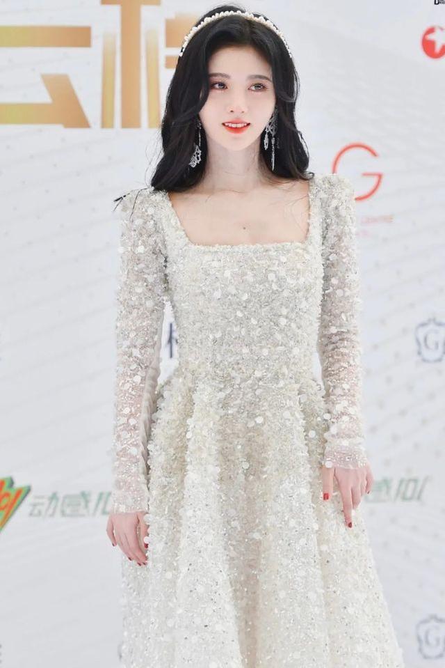 鞠婧禕美得過分！穿白色公主裙艷壓全場，腳踩30cm高跟鞋不簡單 娛樂八卦吃瓜 第1张