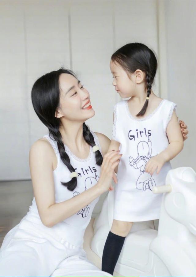 王智帶3歲女兒拍寫真，穿母女裝扎同款發型一樣甜美，母女似姐妹 娛樂八卦吃瓜 第5张